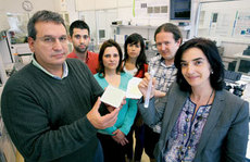 Rodrigo Martins, Elvira Fortunato e a sua equipa, com o papel e a solução electrocrómica usados na experiência 